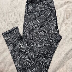 Zella Black and White Geometric Performance Leggings